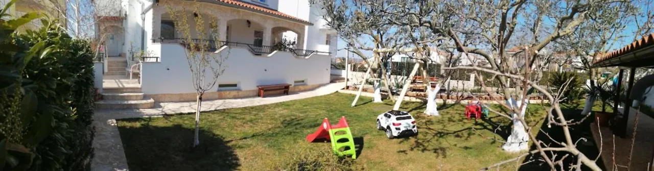 Apartments Tina Pula 0*,
